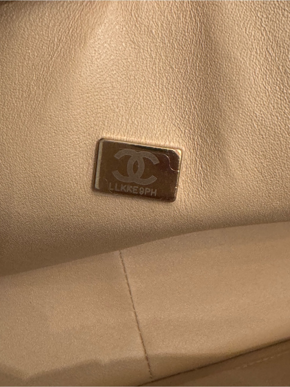 CHANEL JUMBO Beige Quilted Flap Shoulder Bag with Gold Chain - Picture 6 of 10